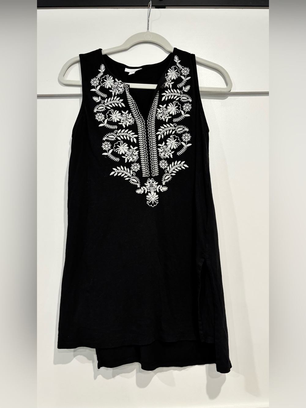 J. Jill Small Black Sleeveless Tunic with White Floral Embroidery